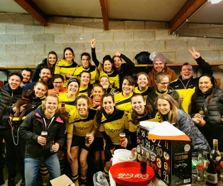 Annie et l'équipe de foot du RFC Fraiture