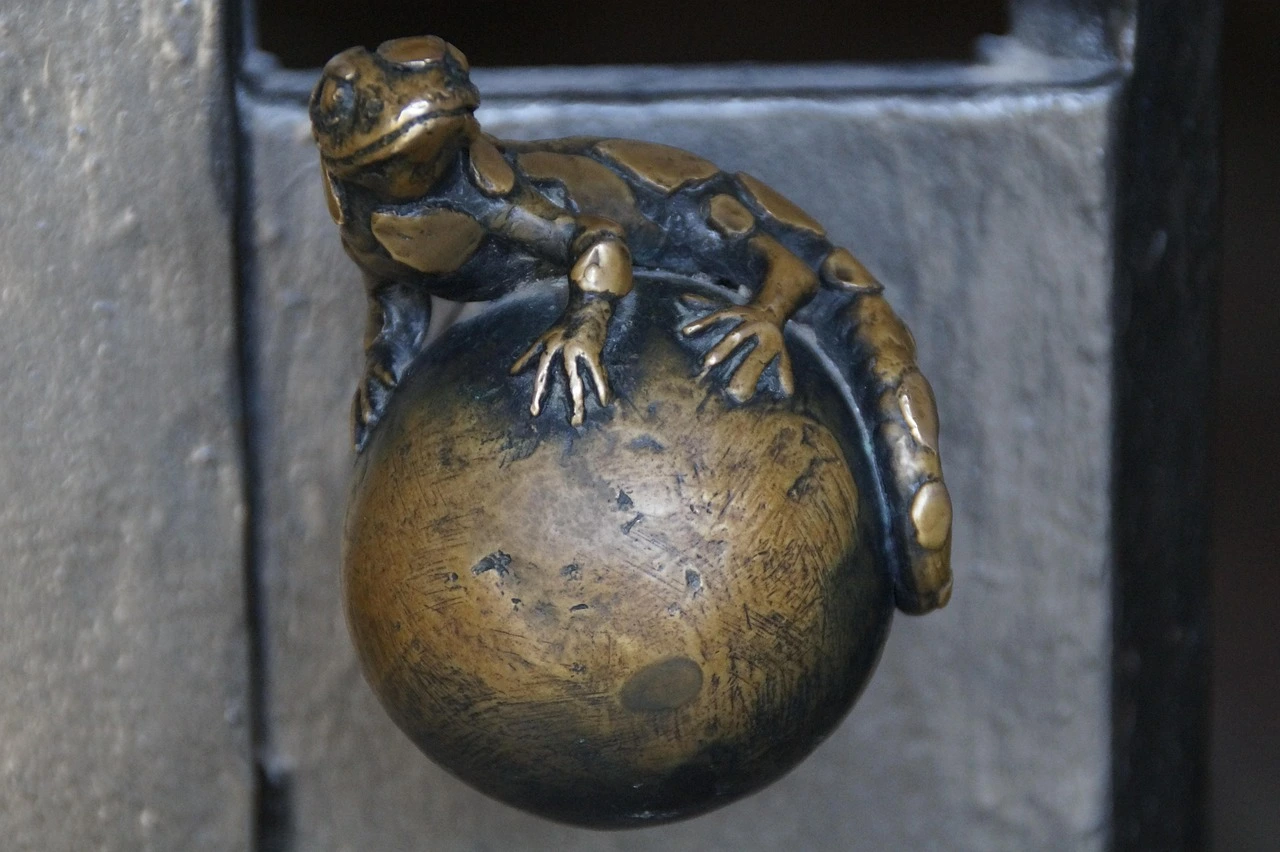 Das Bild zeigt einen Türknauf in Form eines Feuersalamanders.