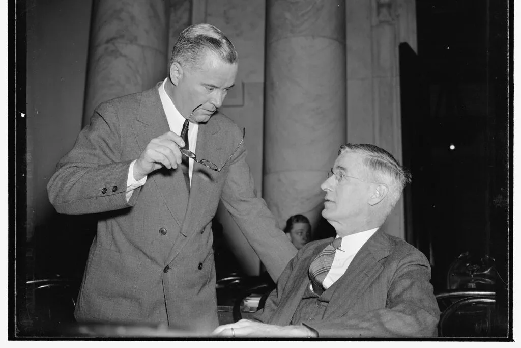 Carnegie_Institute_Head_says_U.S._should_advance_research_as_defense_measure._Washington,_D.C.,_Jan._17._Richard_C._Patterson,_Jr.,_Assistant_Secretary_of_Commerce,_and_Vannevar_Bush,_LCCN2016874817