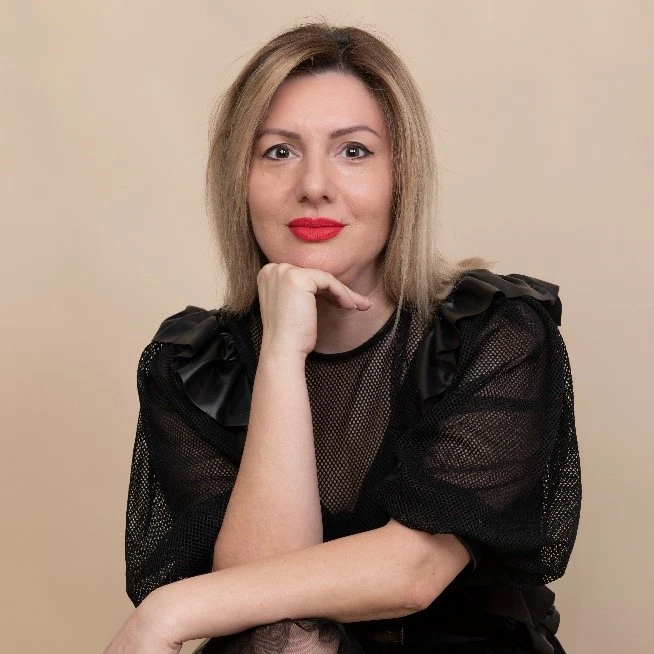 A
  person
  with
  her
  hand
  on
  her
  chin
  Description
  automatically
  generated
