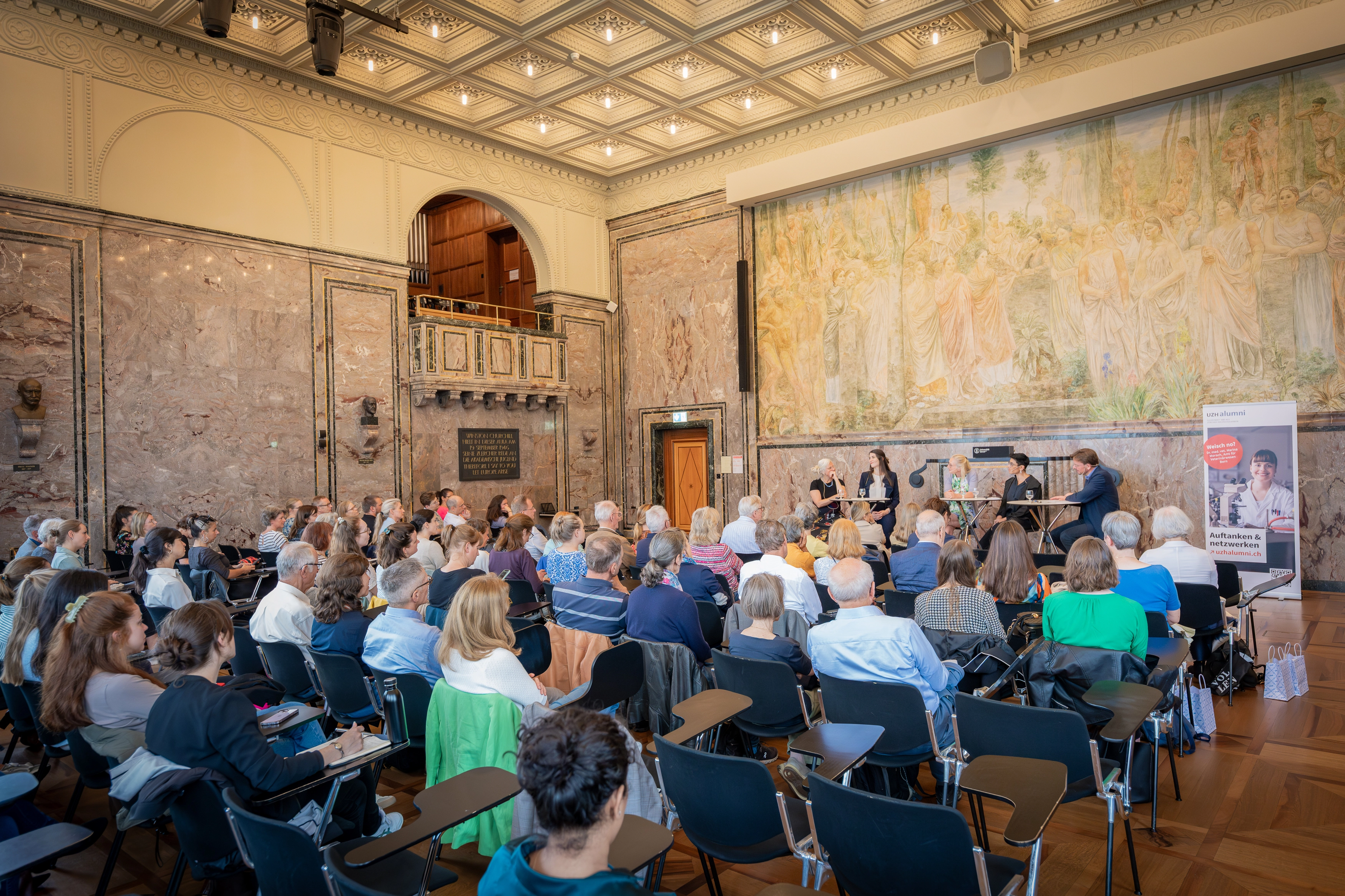Podiumsdiskussion in voller Aula