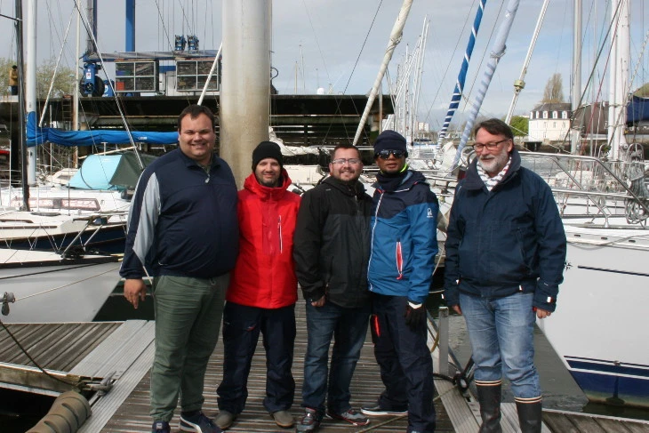 Eric Bretagne (à droite), avec un groupe de futurs formateurs de permis bateau