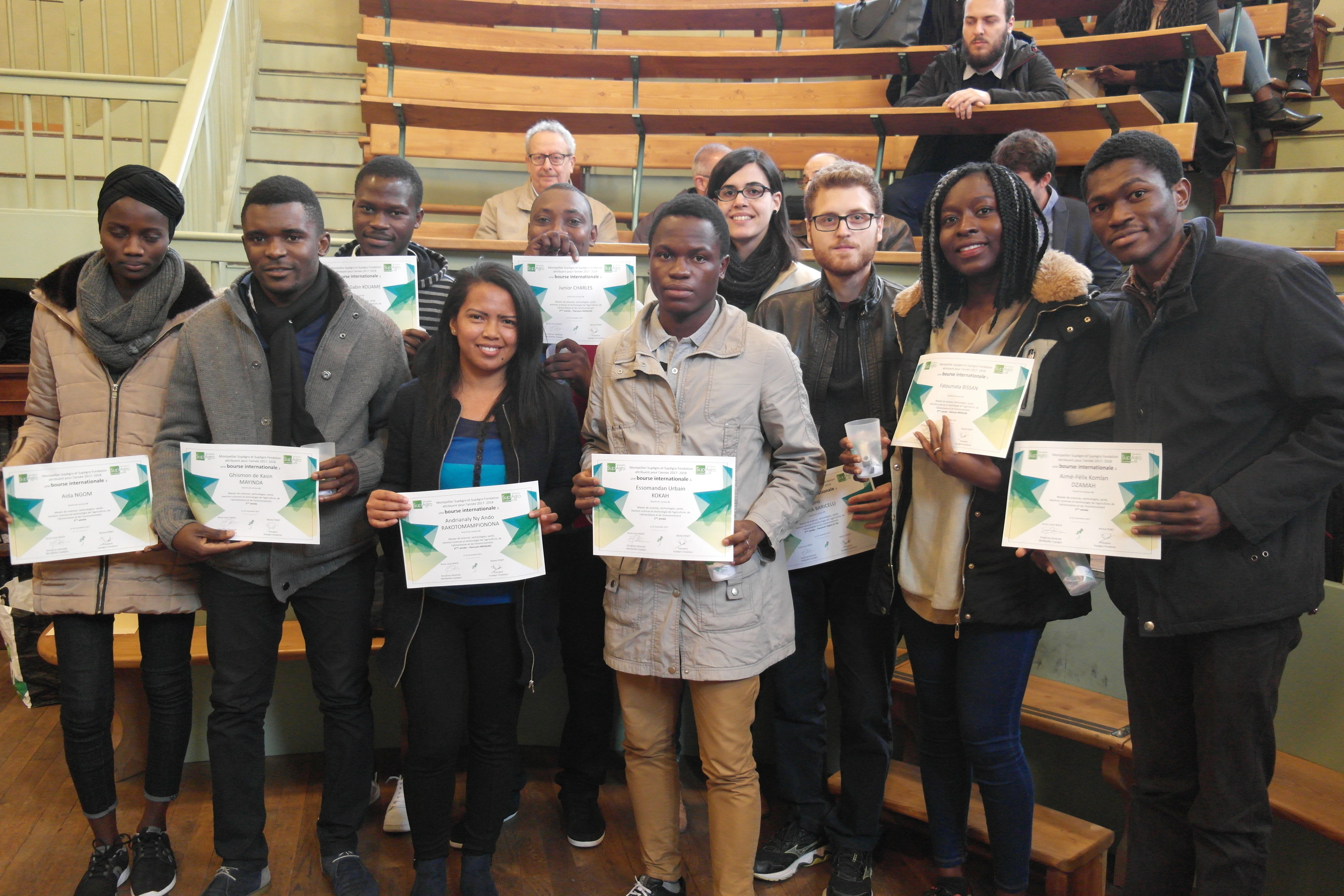 Des étudiants du Master 3A recevant leur certificat de bourses