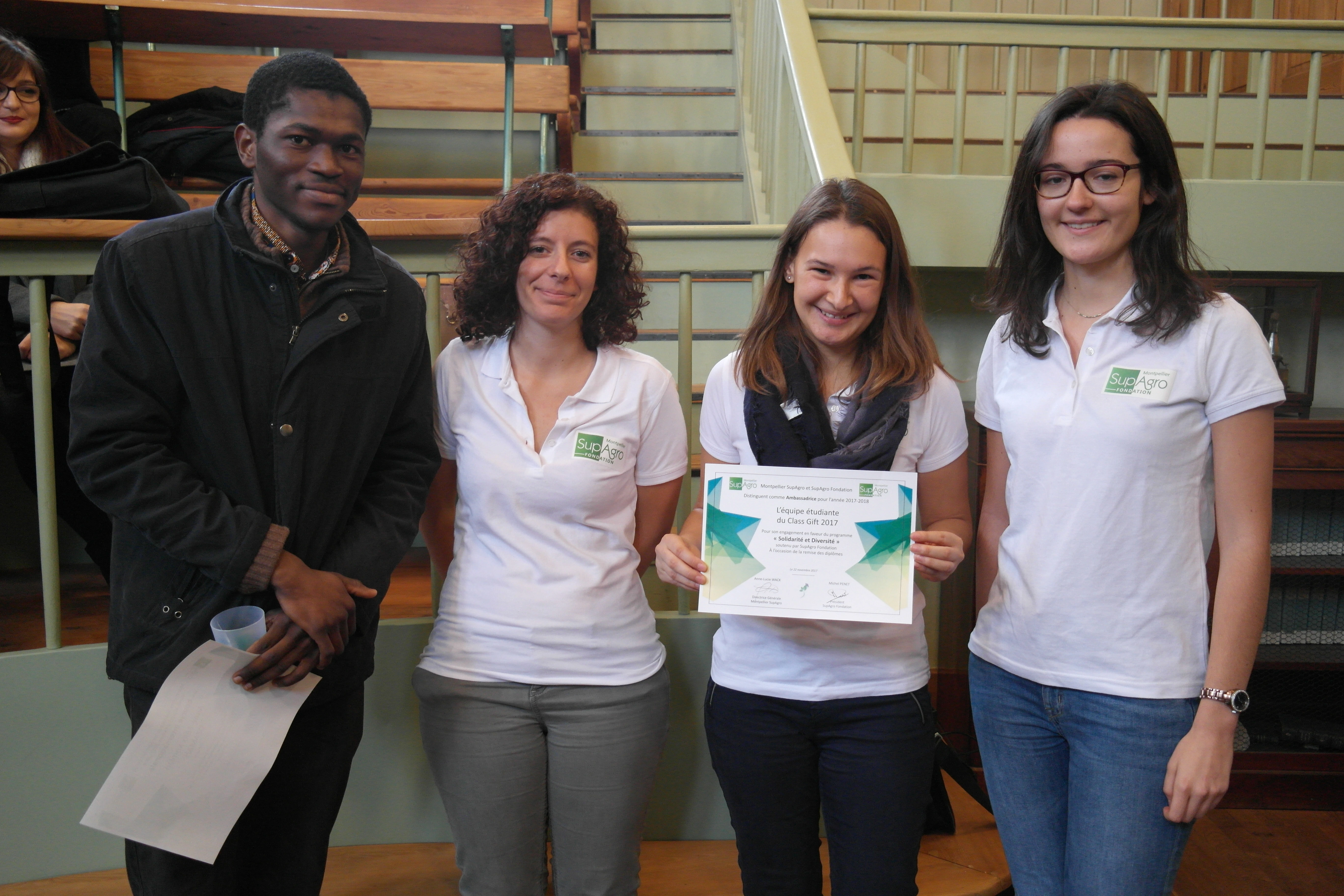 Une partie de l'équipe Class Gift 2017 distinguée pôur son implication dans cette campagne d'appel à don en faveur du programme "Solidarité et Diversité"