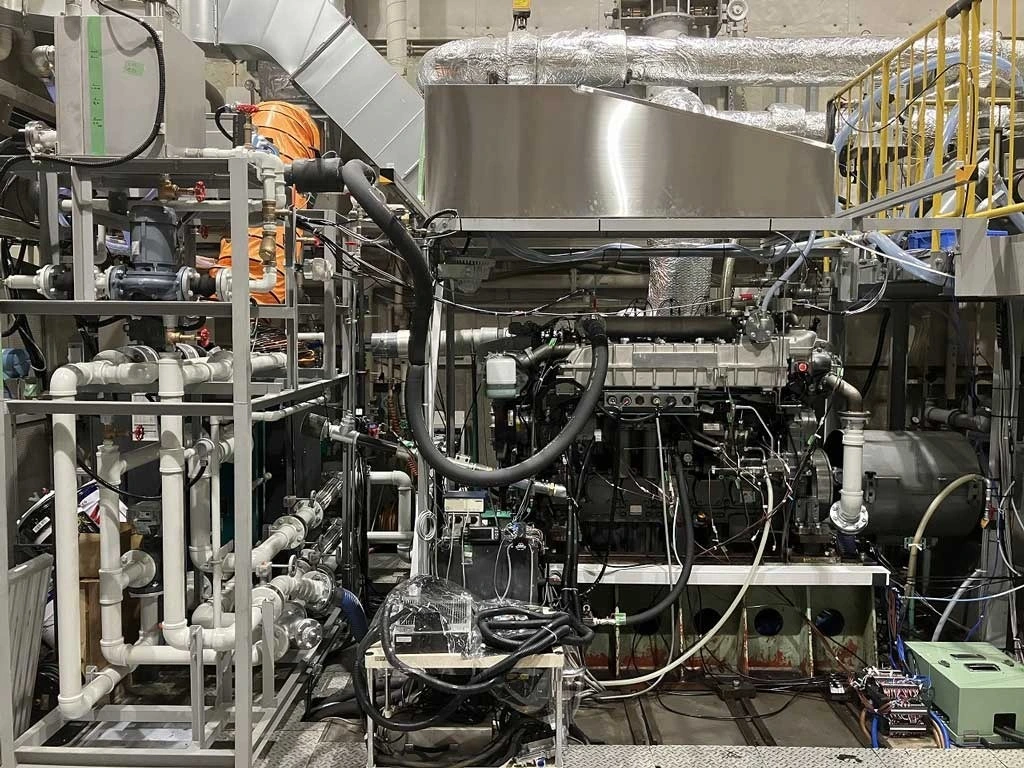 The test bench of a pilot ignition hydrogen-fueled 4-stroke high-speed engine for power generation on coastal vessels that is being developed by Yanmar Power Technology (YPT).