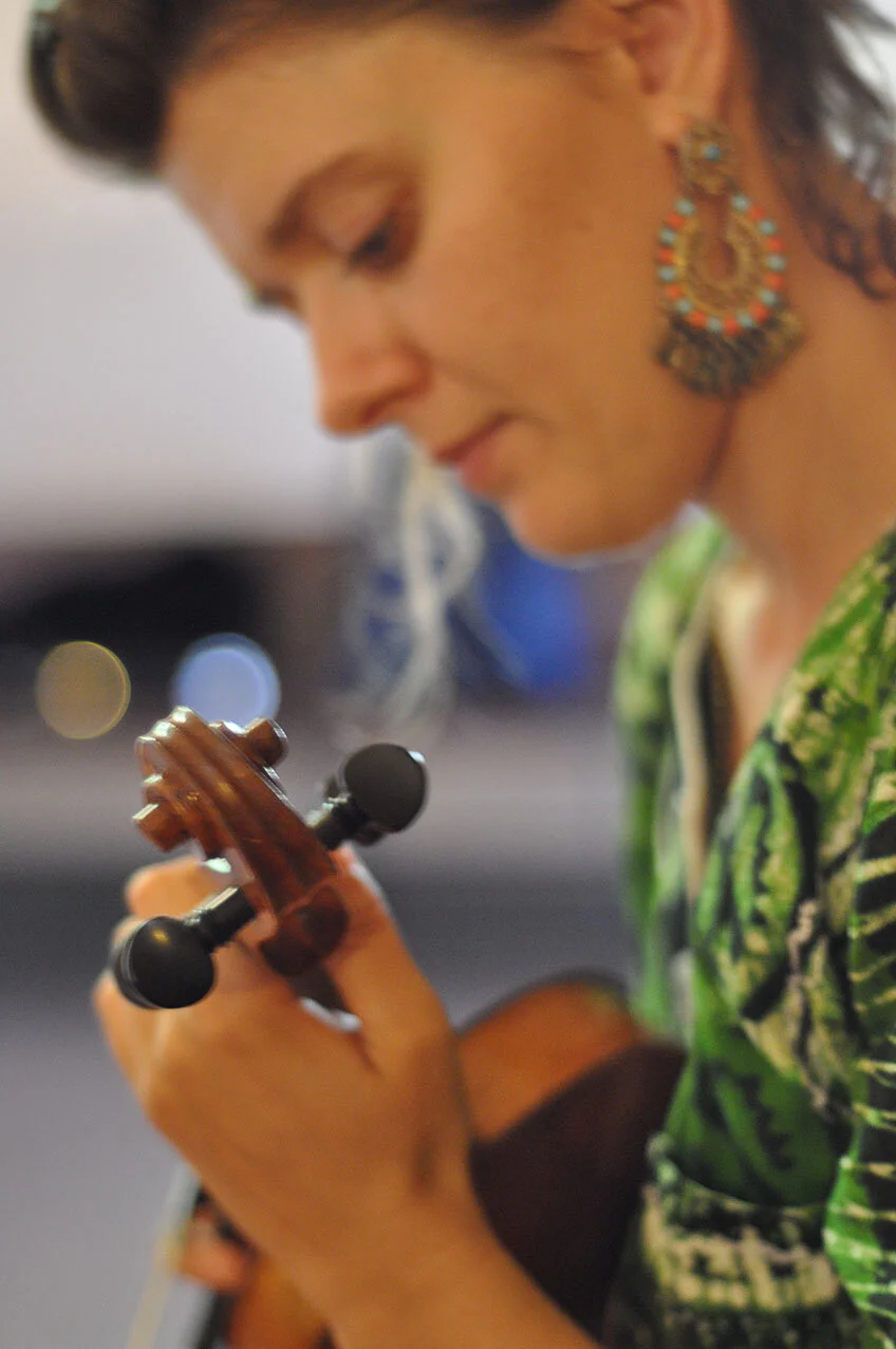 Klara Wojtkowska playing the violin