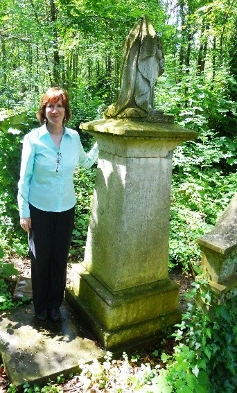 Prof. Katie Sweeting at Joanna Vassa's grave - Equiano's daughter
